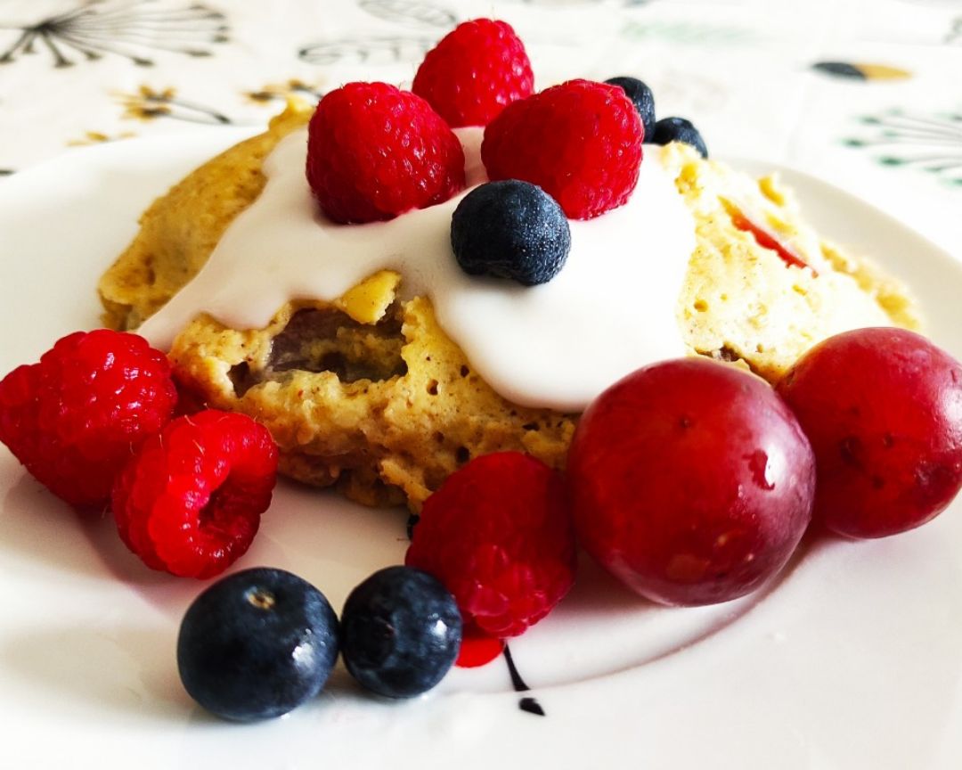 Mug cake de avena, almendra y uvas rojas Mug cake de avena, almendra y uvas rojas
