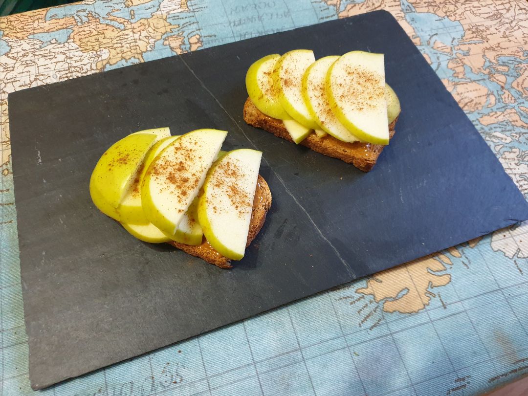 Tostas con crema de cacahuete, manzana y canela. Tostas con crema de cacahuete, manzana y canela.