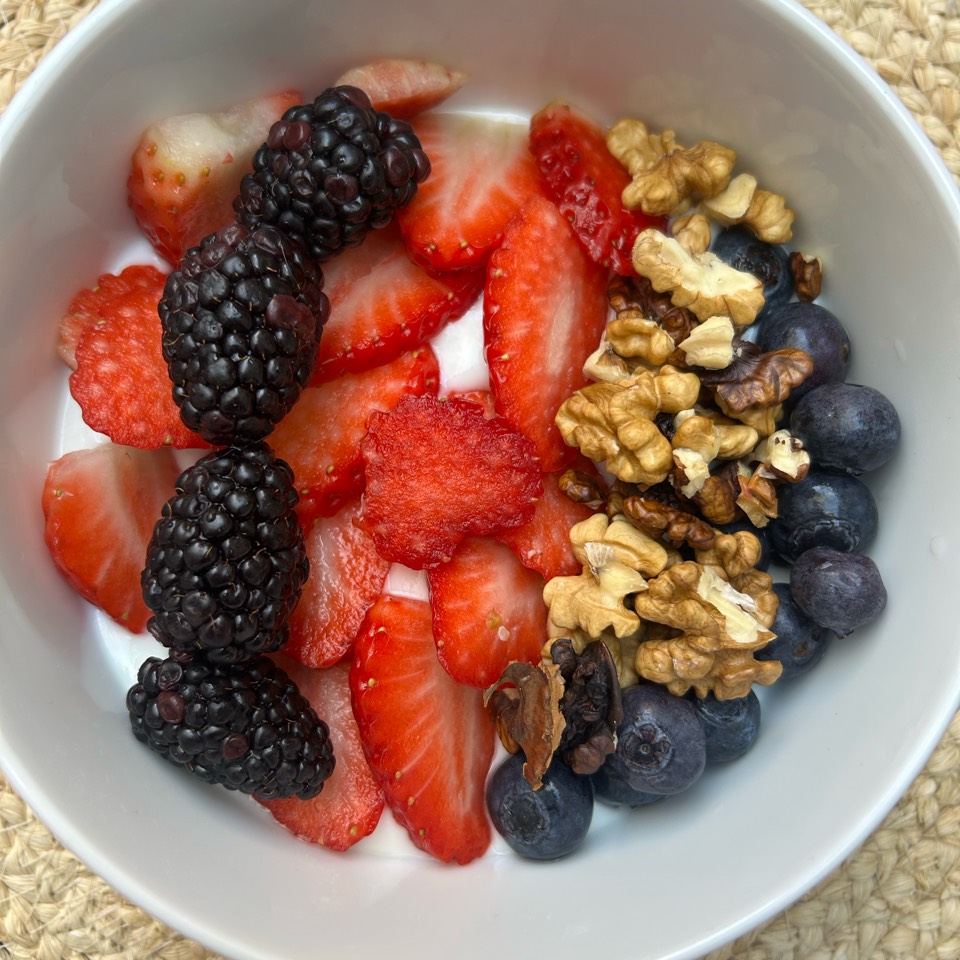 Bowl de yogur con frutos rojos y nueces 