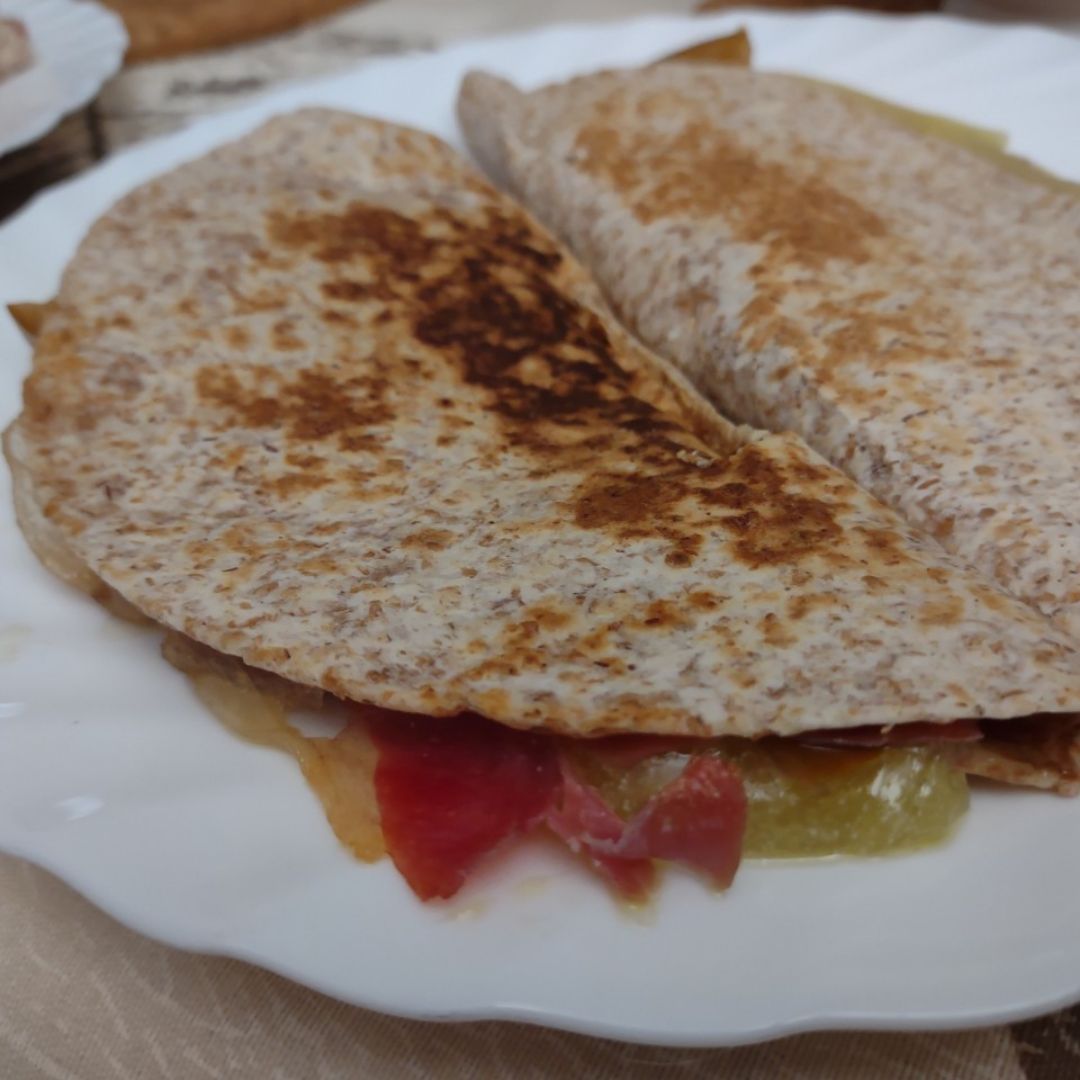 Quesadilla de jamón serrano con tomate Quesadilla de jamón serrano con tomate