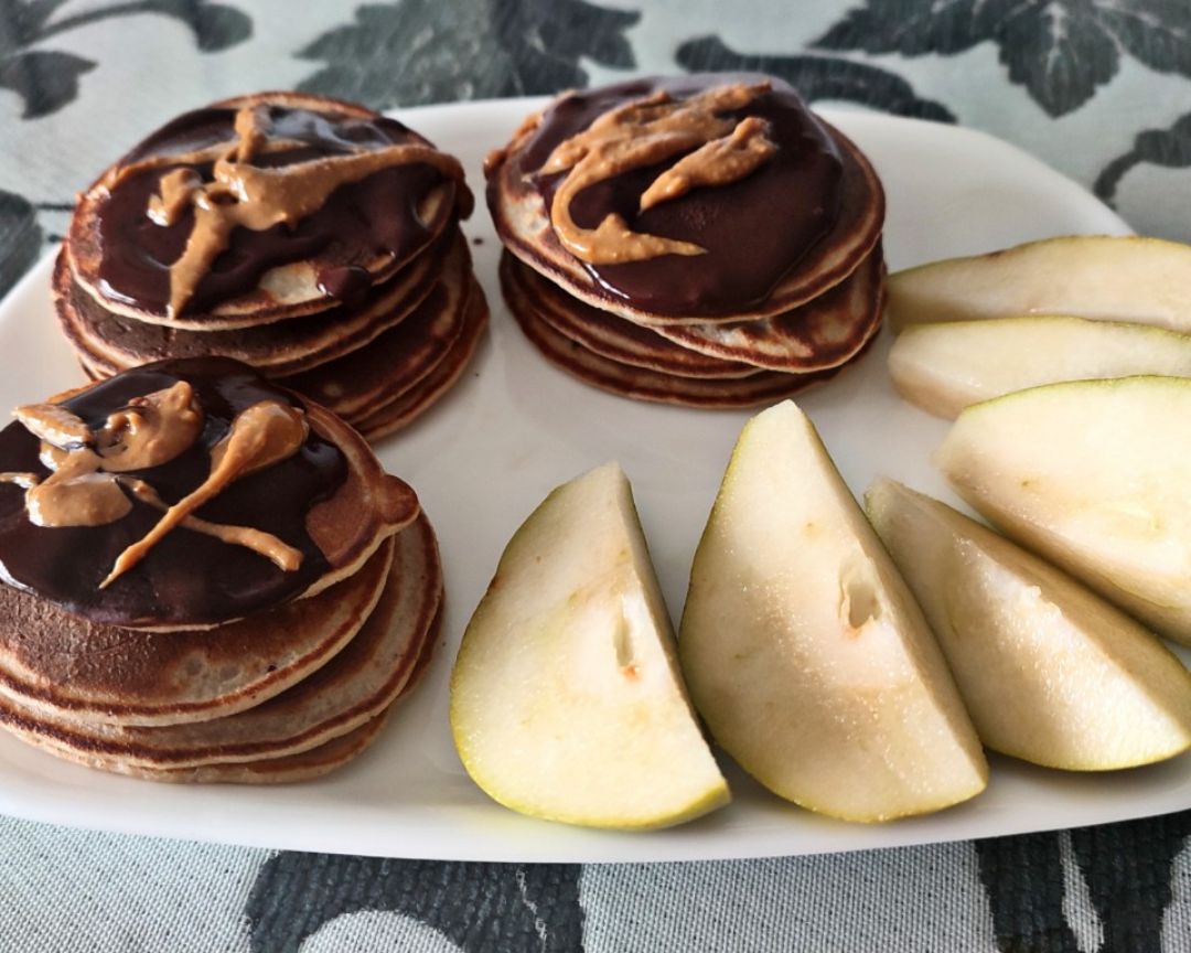 Tortitas de avena y pera (con más pera para acompañar)
