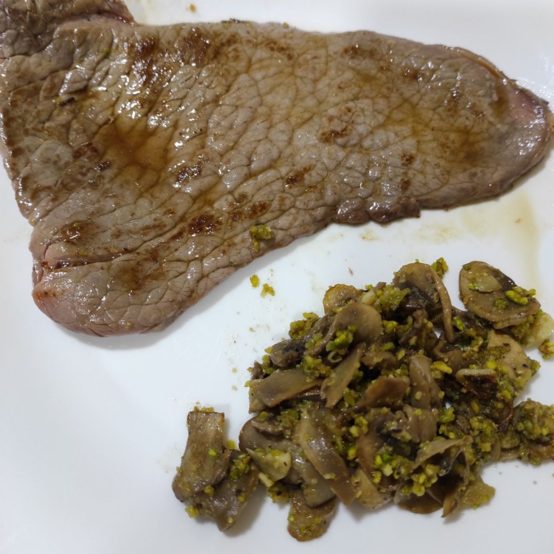 Ternera con champiñones y pistachos Ternera con champiñones y pistachos