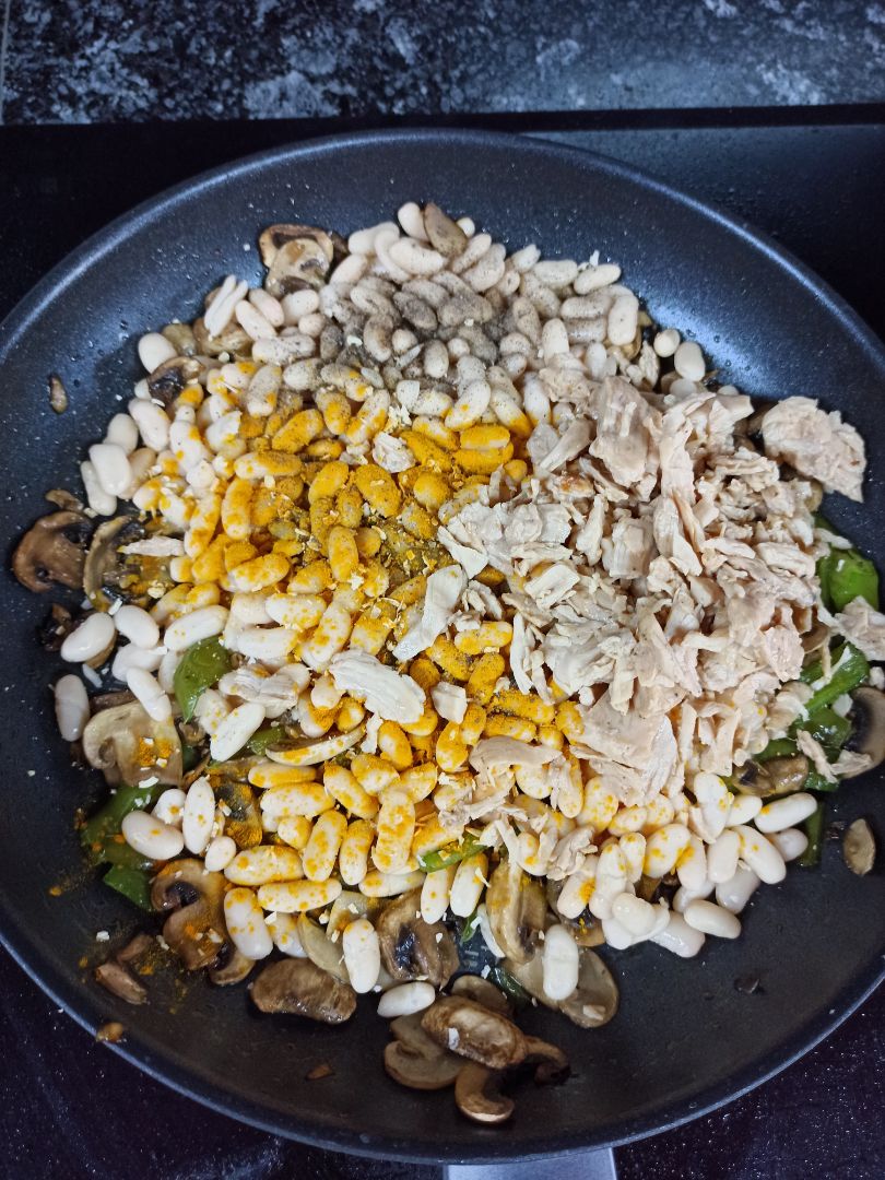 Alubias blancas salteadas con verduras, champiñones,pollo y huevo a la plancha. Paso 2 Alubias blancas salteadas con verduras, champiñones,pollo y huevo a la plancha. Paso 2