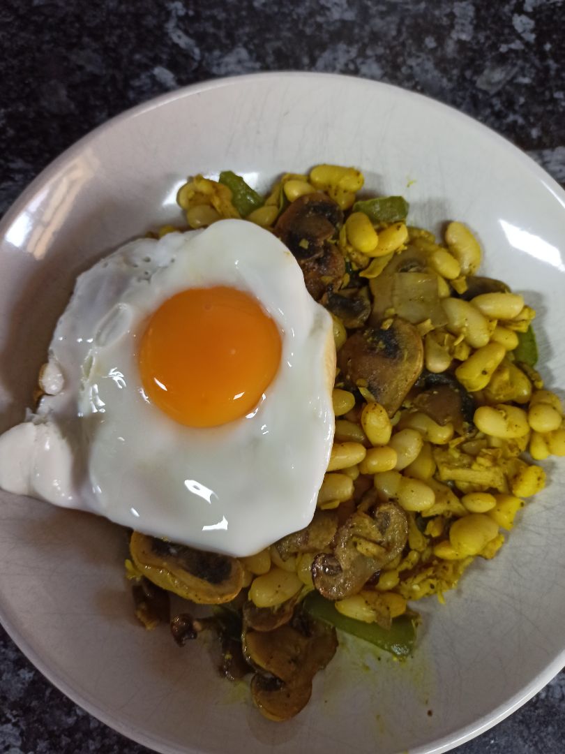 Alubias blancas salteadas con verduras, champiñones,pollo y huevo a la plancha. Paso 3 Alubias blancas salteadas con verduras, champiñones,pollo y huevo a la plancha. Paso 3