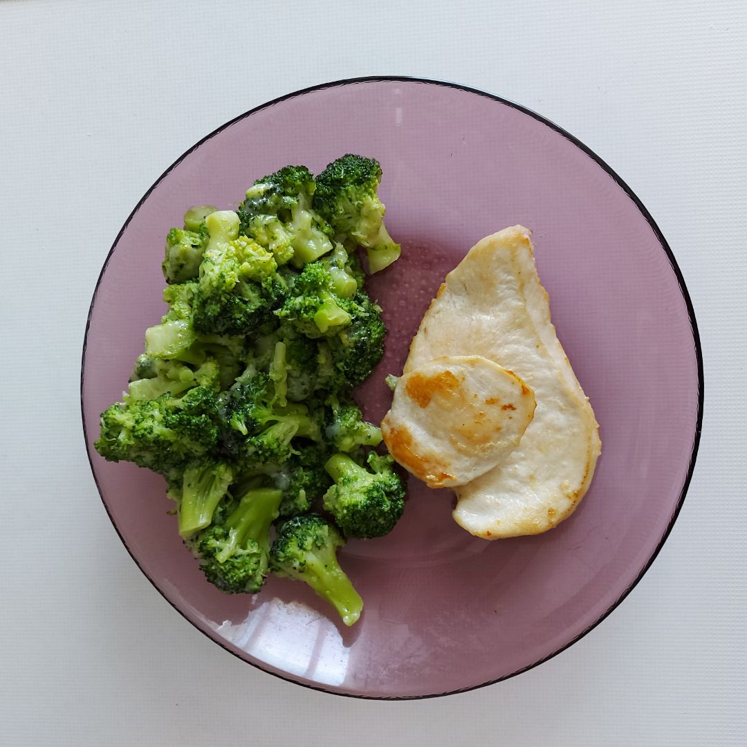 Brocoli al horno con queso grana padano y pollo a la plancha Brocoli al horno con queso grana padano y pollo a la plancha