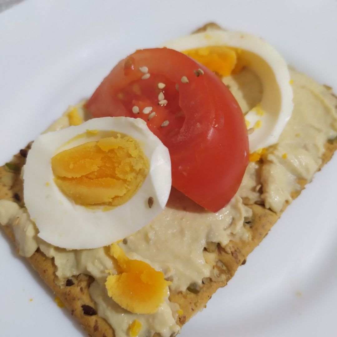 Cracker de espelta con hummus Cracker de espelta con hummus