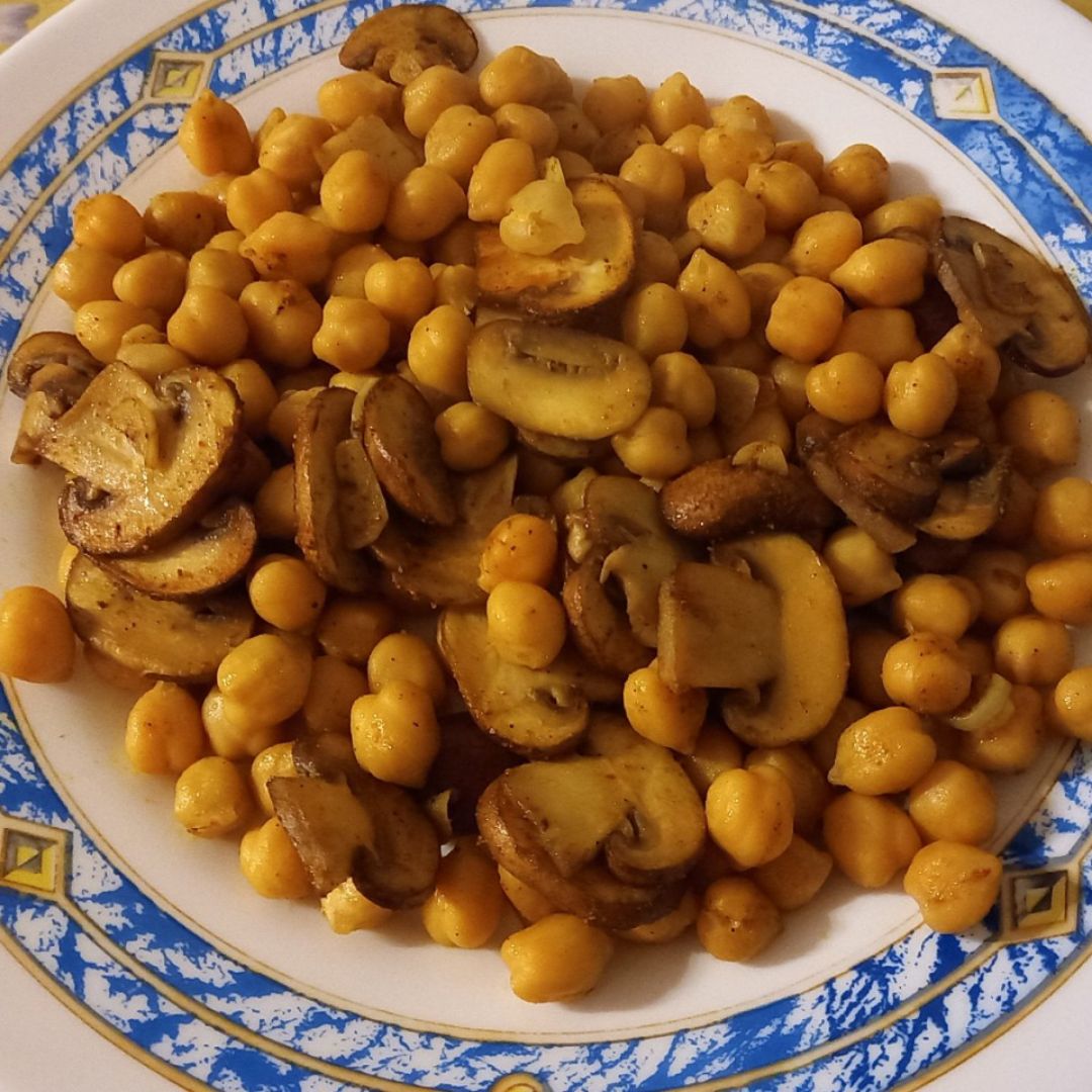Salteado de garbanzos, champiñones y ajo al toque de curry 🍄 Salteado de garbanzos, champiñones y ajo al toque de curry 🍄
