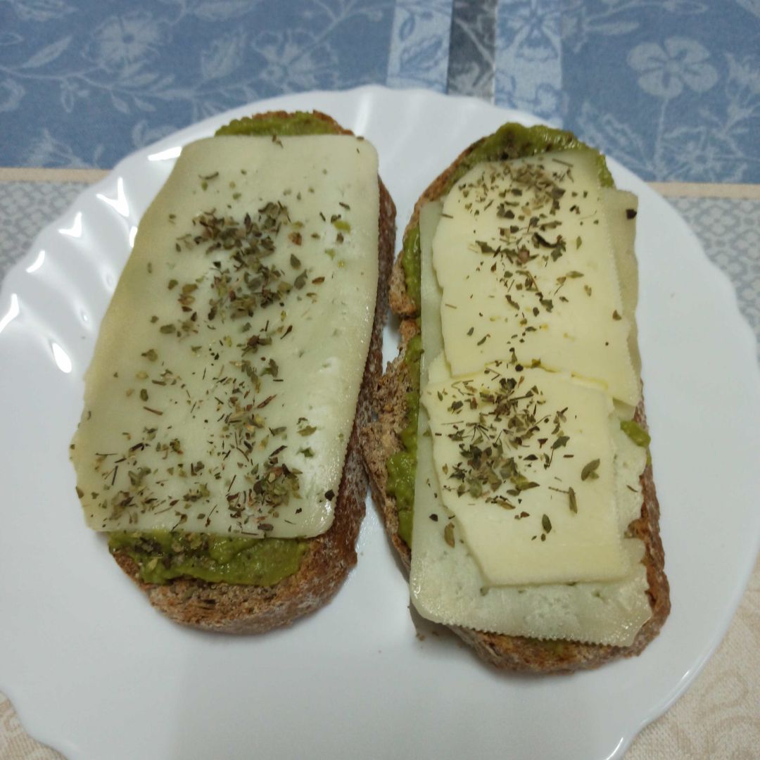 Tostadas de pan integral con queso y guacamole Tostadas de pan integral con queso y guacamole