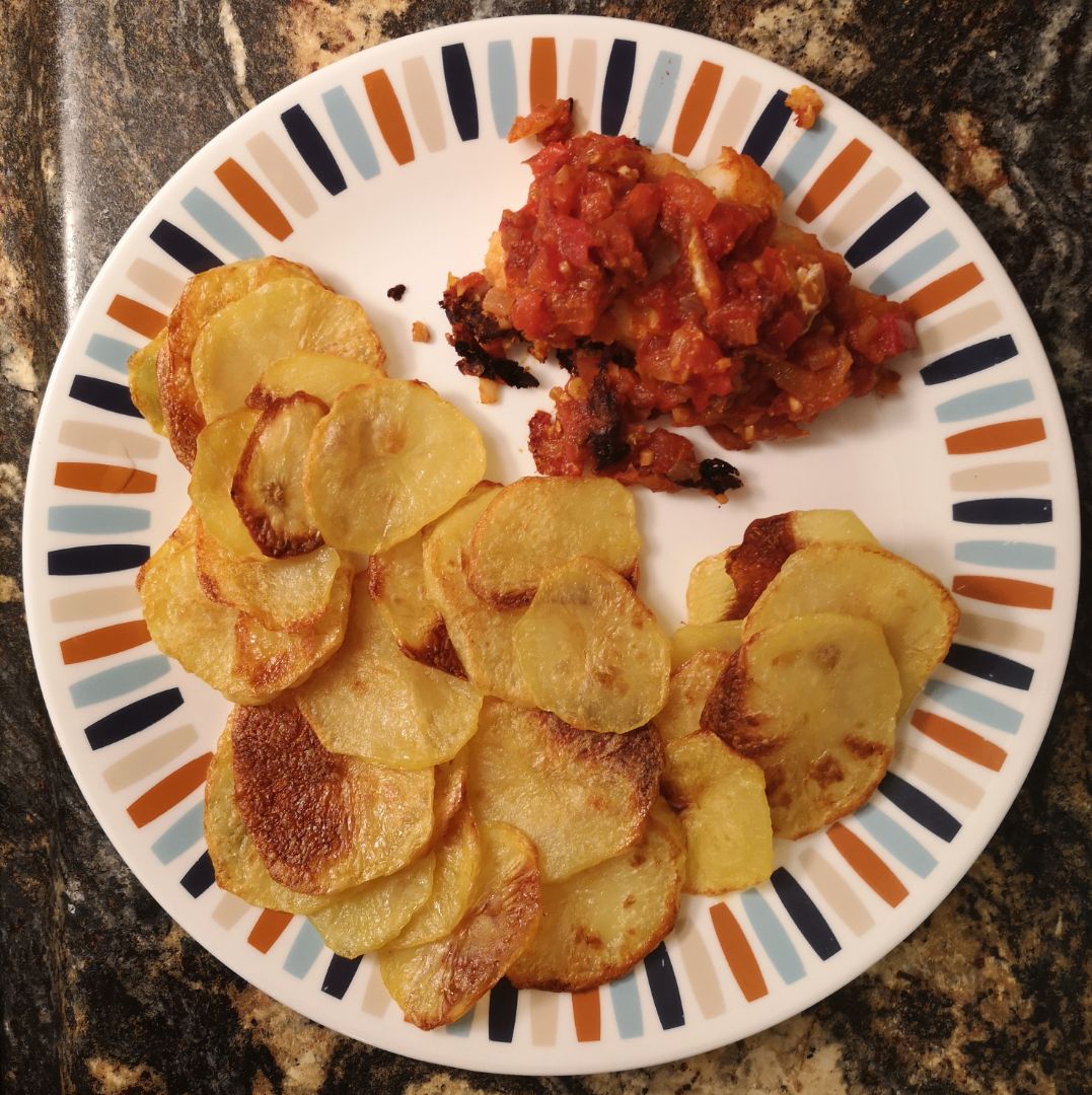 Bacalao con cebolla, ajo y tomate con patatas al horno Bacalao con cebolla, ajo y tomate con patatas al horno