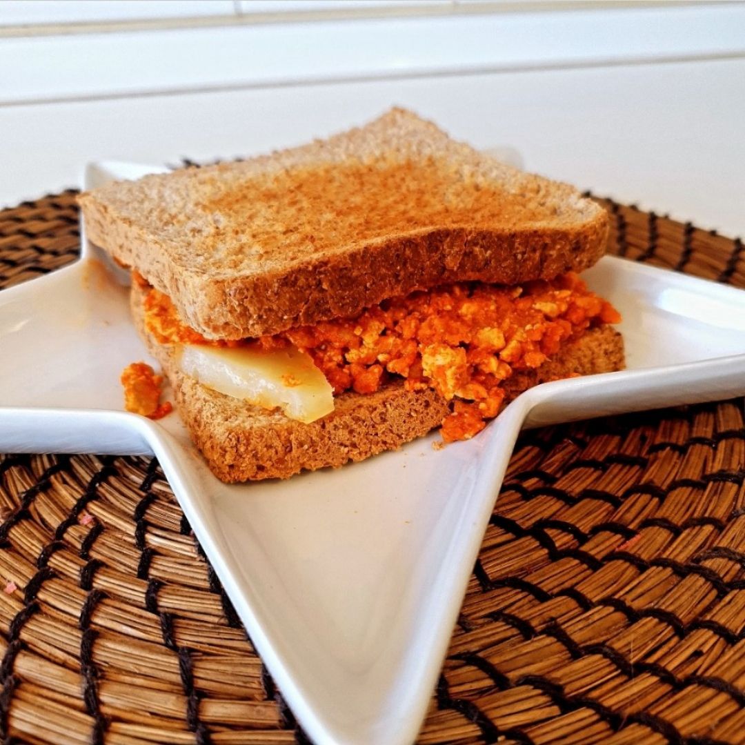 Sándwich de tofu, tomate y queso