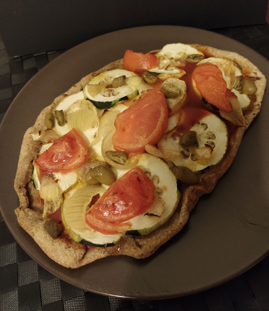 Pizza vegetal con base de harina de trigo integral y avena. Pizza vegetal con base de harina de trigo integral y avena.