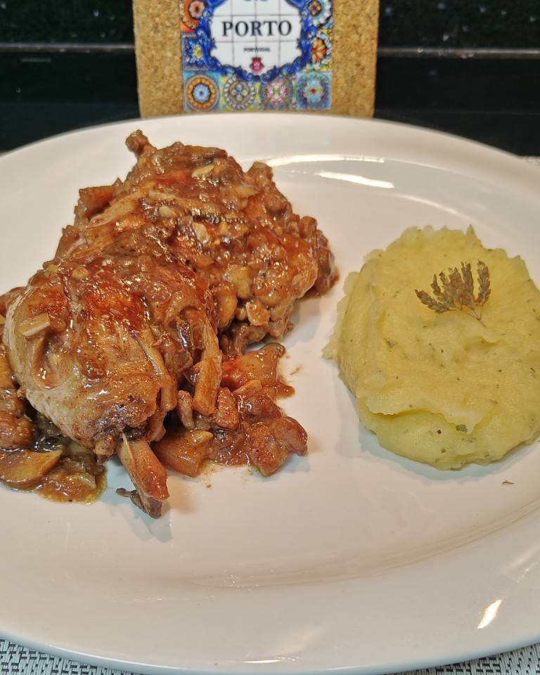 Pollo al oporto con panceta y champiñones portobello 🍗🍄🟫 Pollo al oporto con panceta y champiñones portobello 🍗🍄🟫
