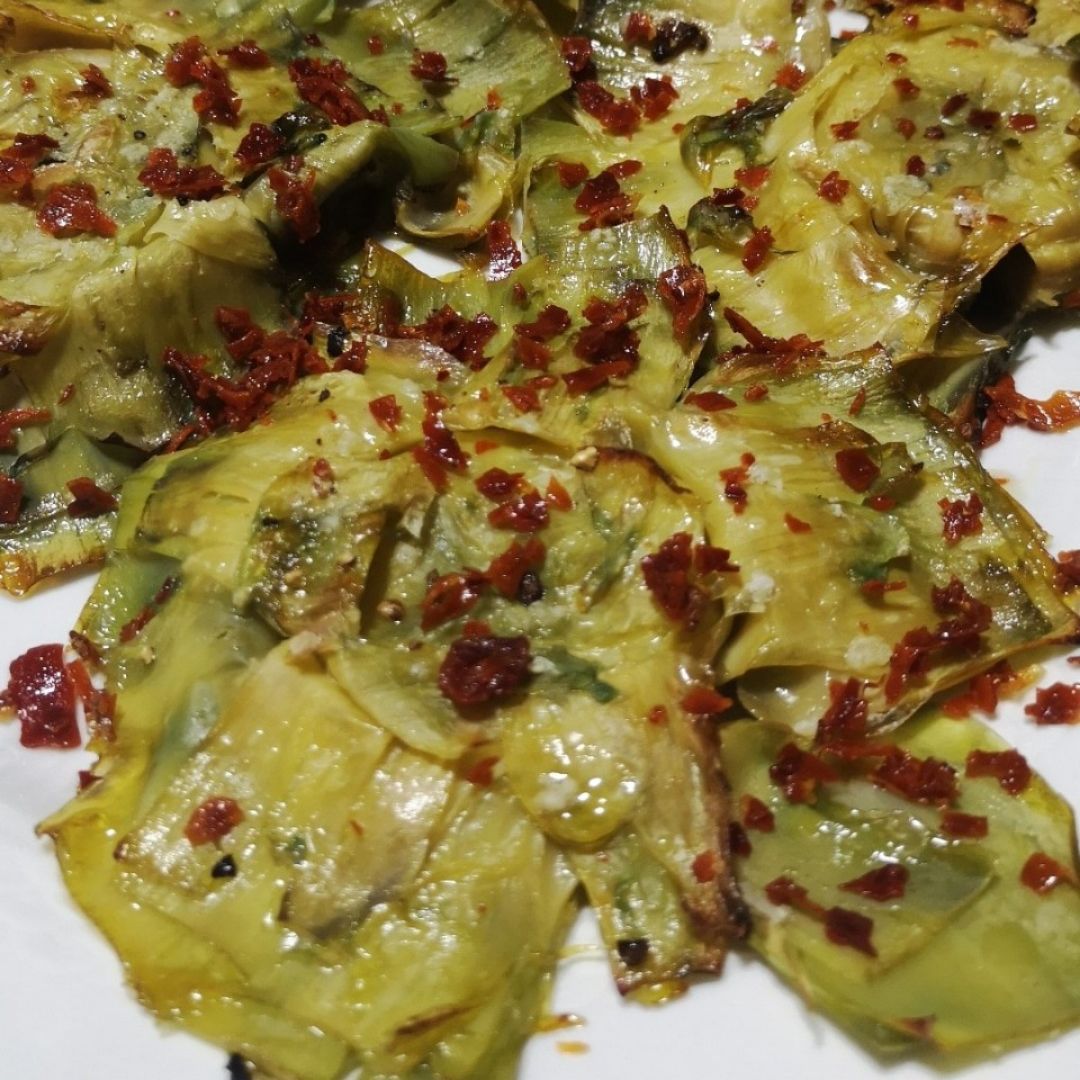 Flor de alcachofa con virutas de jamón Flor de alcachofa con virutas de jamón