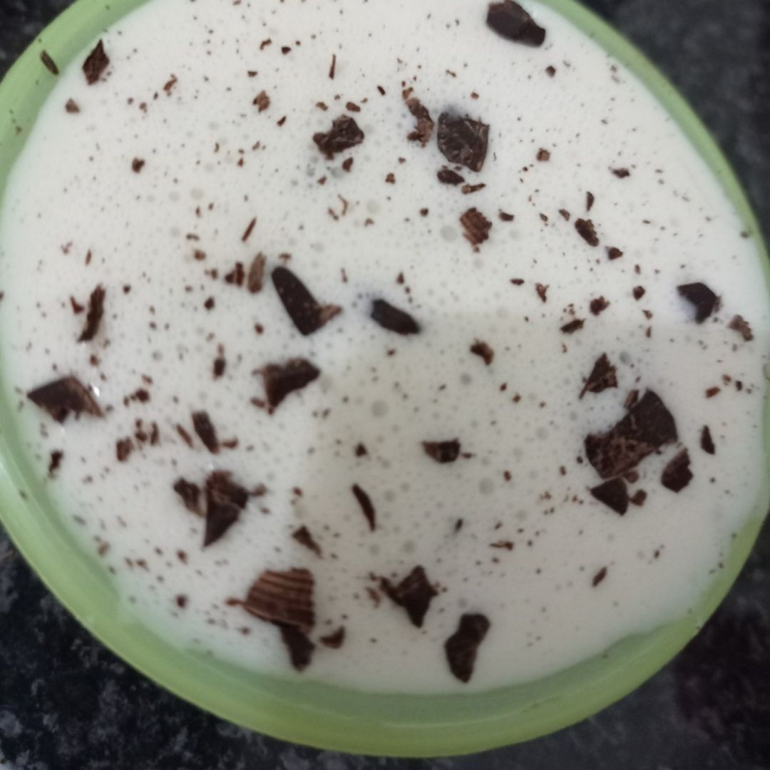 Helado de plátano con chocolate y crema de cacahuate Helado de plátano con chocolate y crema de cacahuate