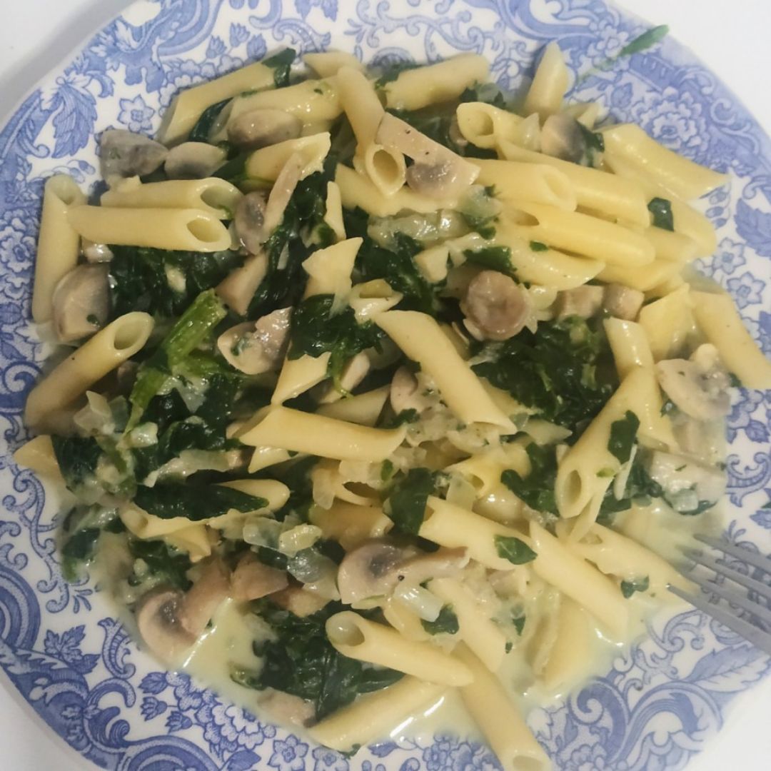Pasta con espinacas y champiñones Pasta con espinacas y champiñones