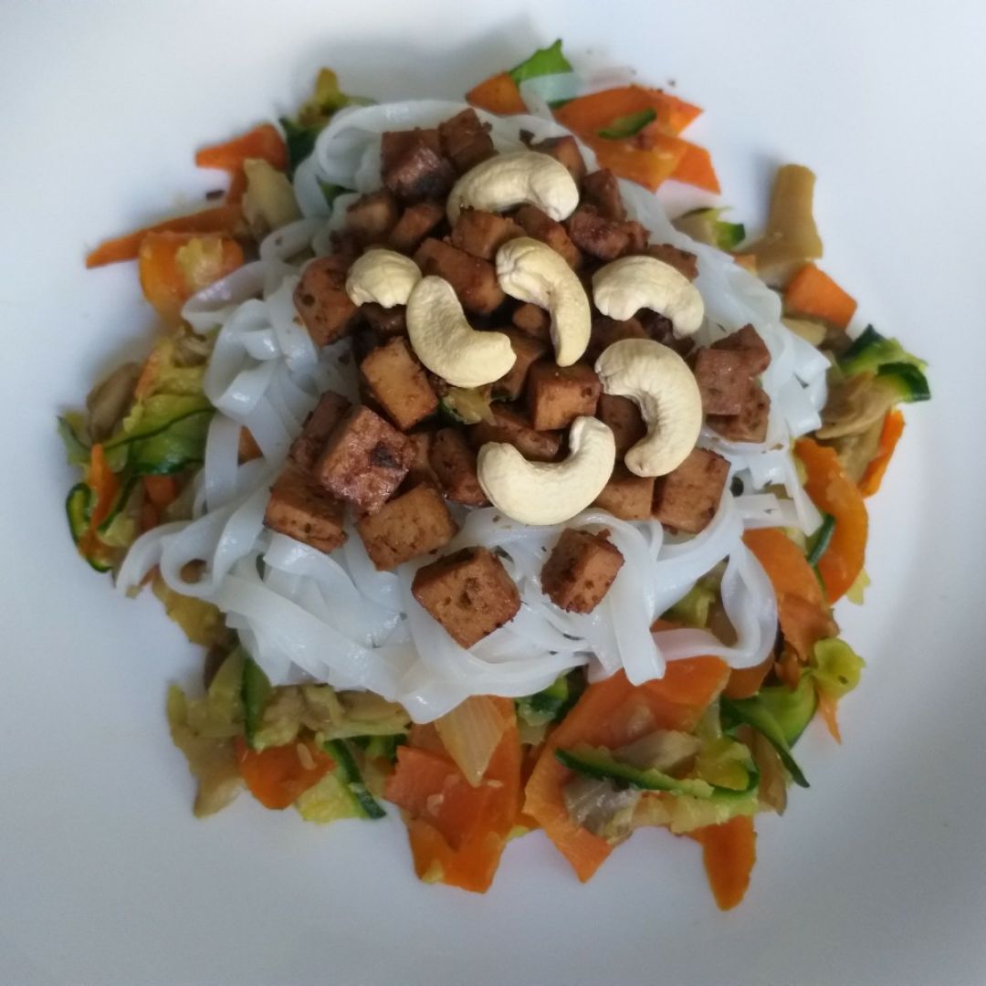 Fideos de arroz con verduras y tofu