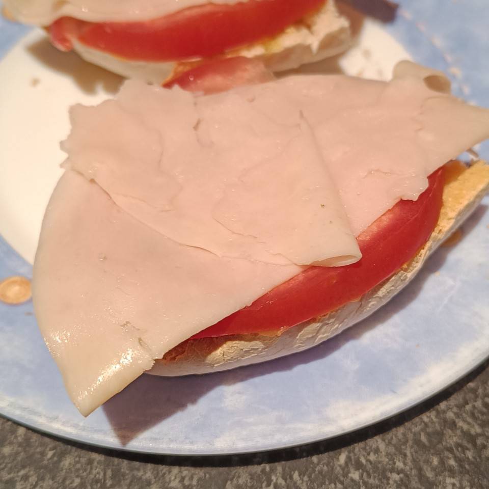 Tostada de aove, tomate y pavo