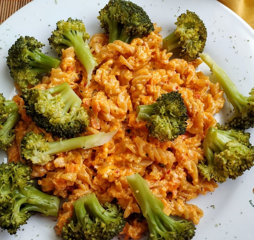 Pasta de lenteja roja con salsa de zanahoria y brócoli