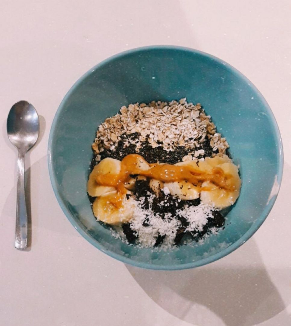 Yogur con avena, plátano y toppings al gusto Yogur con avena, plátano y toppings al gusto