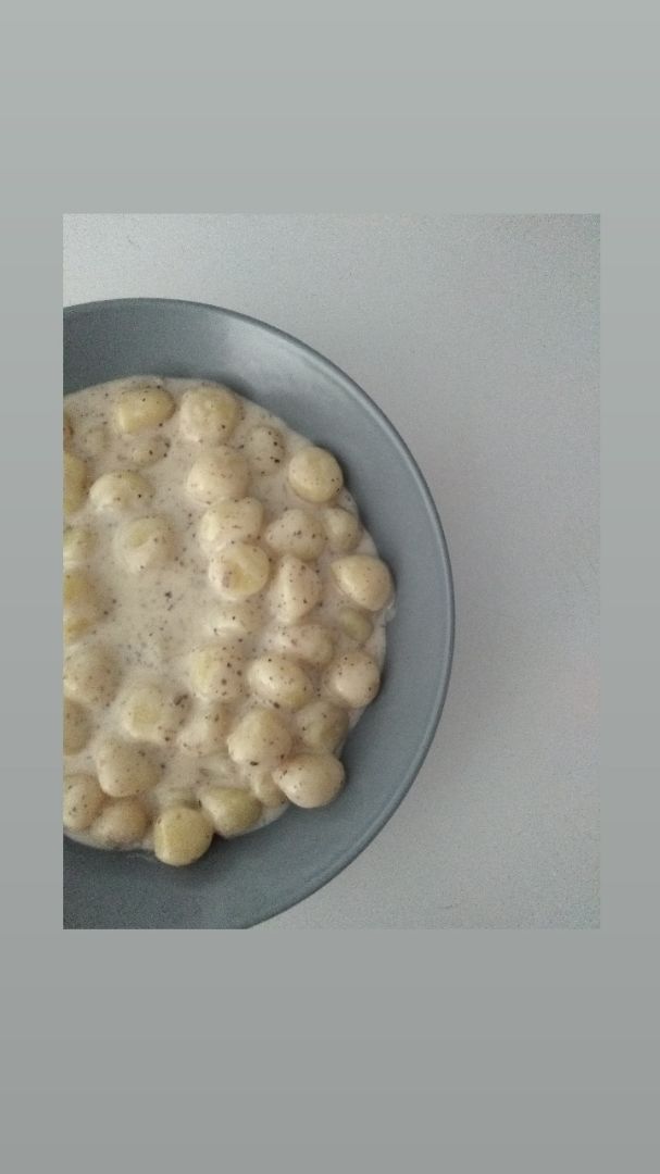 Ñoquis con salsa de queso y trufa.