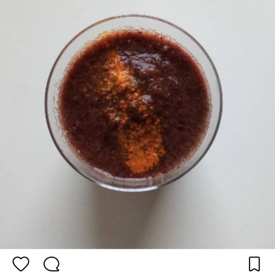 Batido de plátano, arándanos, espinacas, agua de coco, cúrcuma y pimienta Batido de plátano, arándanos, espinacas, agua de coco, cúrcuma y pimienta