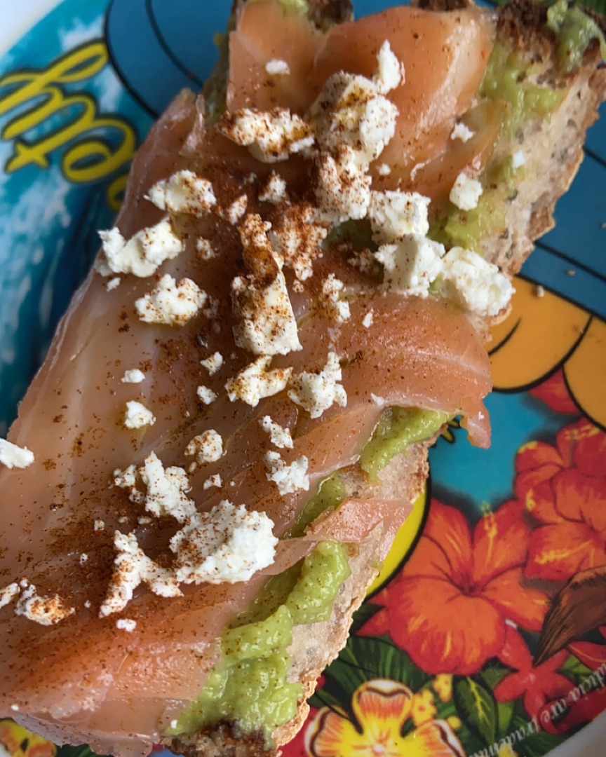 Tostada de salmón y guacamole