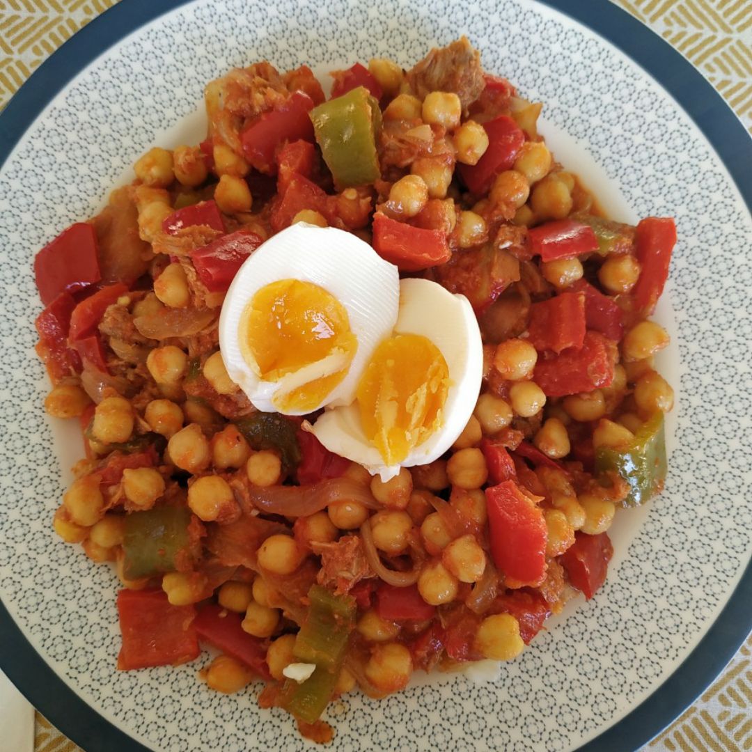 Garbanzos con pimientos y huevo Garbanzos con pimientos y huevo