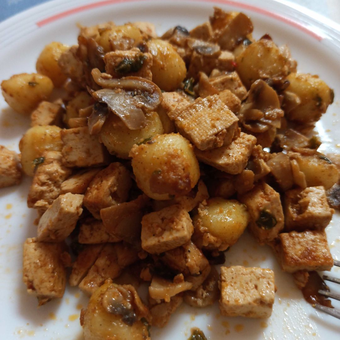Salteado de champiñones, tofu y gnochis