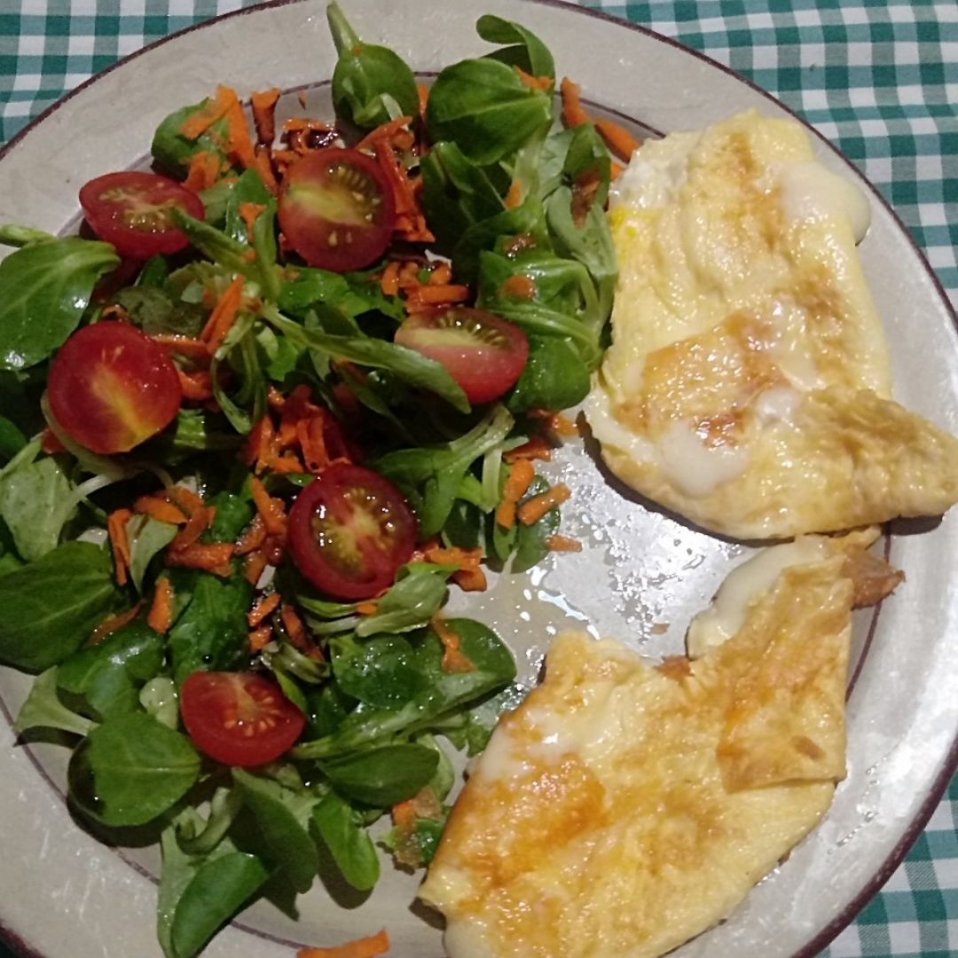 Tortilla de queso y ensalada Tortilla de queso y ensalada