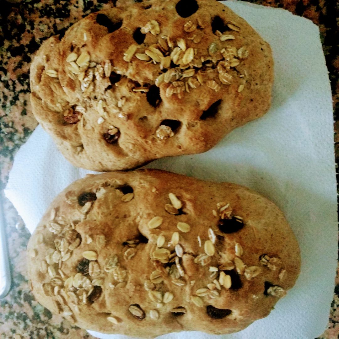 Panecillos integrales con pasas y avena Panecillos integrales con pasas y avena