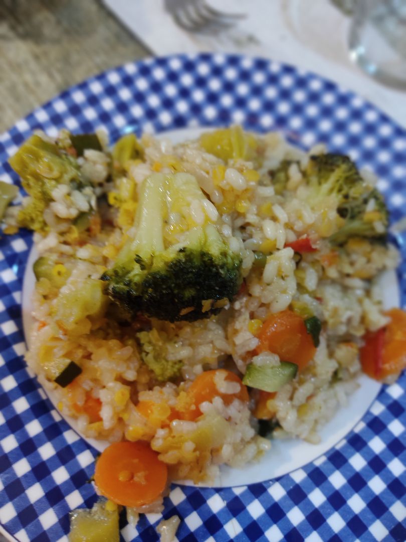 Arroz con verduras y lentejas rojas.