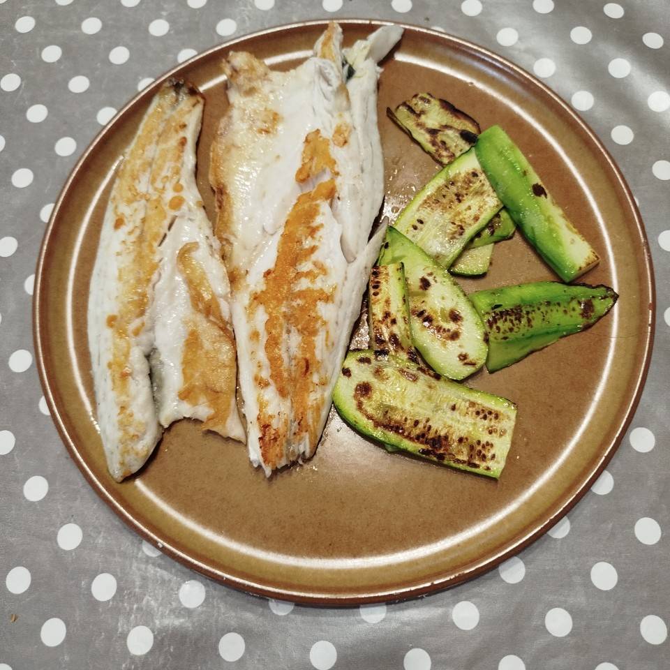 Lubina a la plancha con calabacín Lubina a la plancha con calabacín