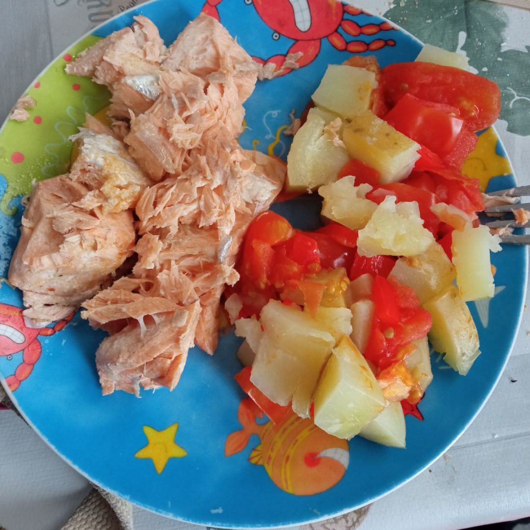 salmón con patatas y verduras al vapor.