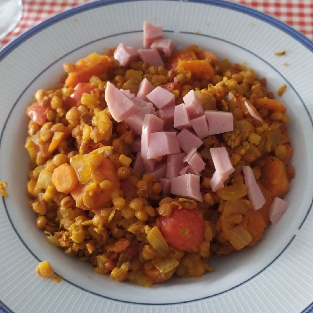 Ensalada caliente de lentejas con zanahorias, tomatitos cherry, cebolla, tomate concentrado y vino blanco. Todo ello especiado con un curry, pimienta, un poco de jengibre en polvo y un toque de perejil. Ensalada caliente de lentejas con zanahorias, tomatitos cherry, cebolla, tomate concentrado y vino blanco. Todo ello especiado con un curry, pimienta, un poco de jengibre en polvo y un toque de perejil.