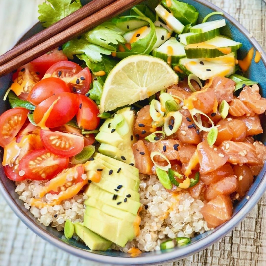 Poke de quinoa y salmon