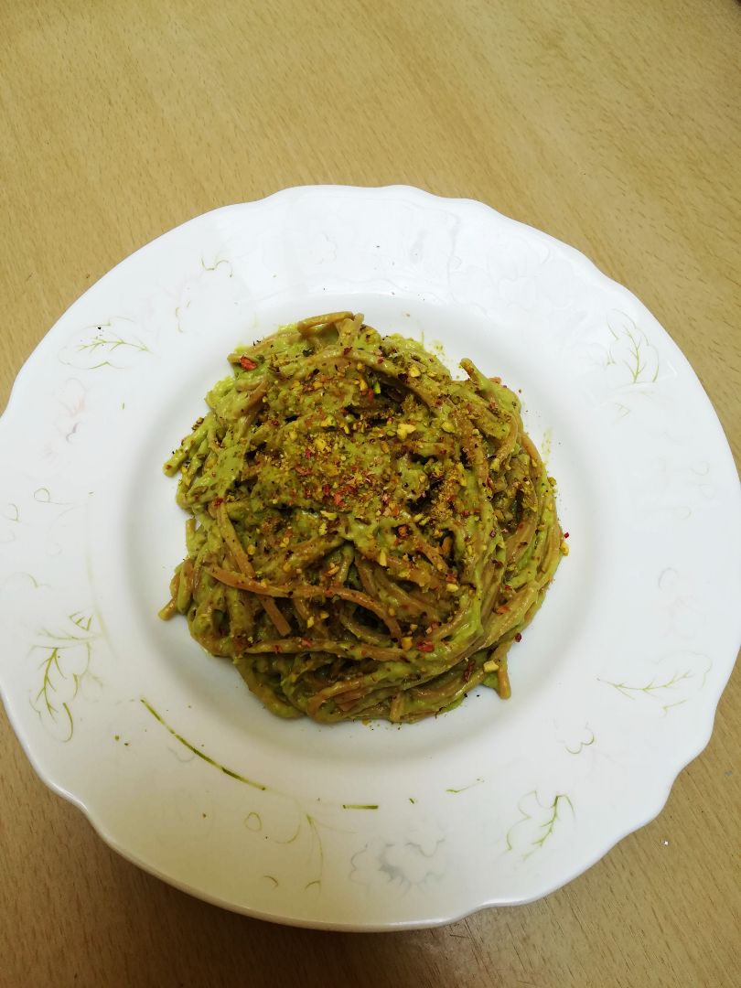 Pasta integral con pesto de aguacate Pasta integral con pesto de aguacate