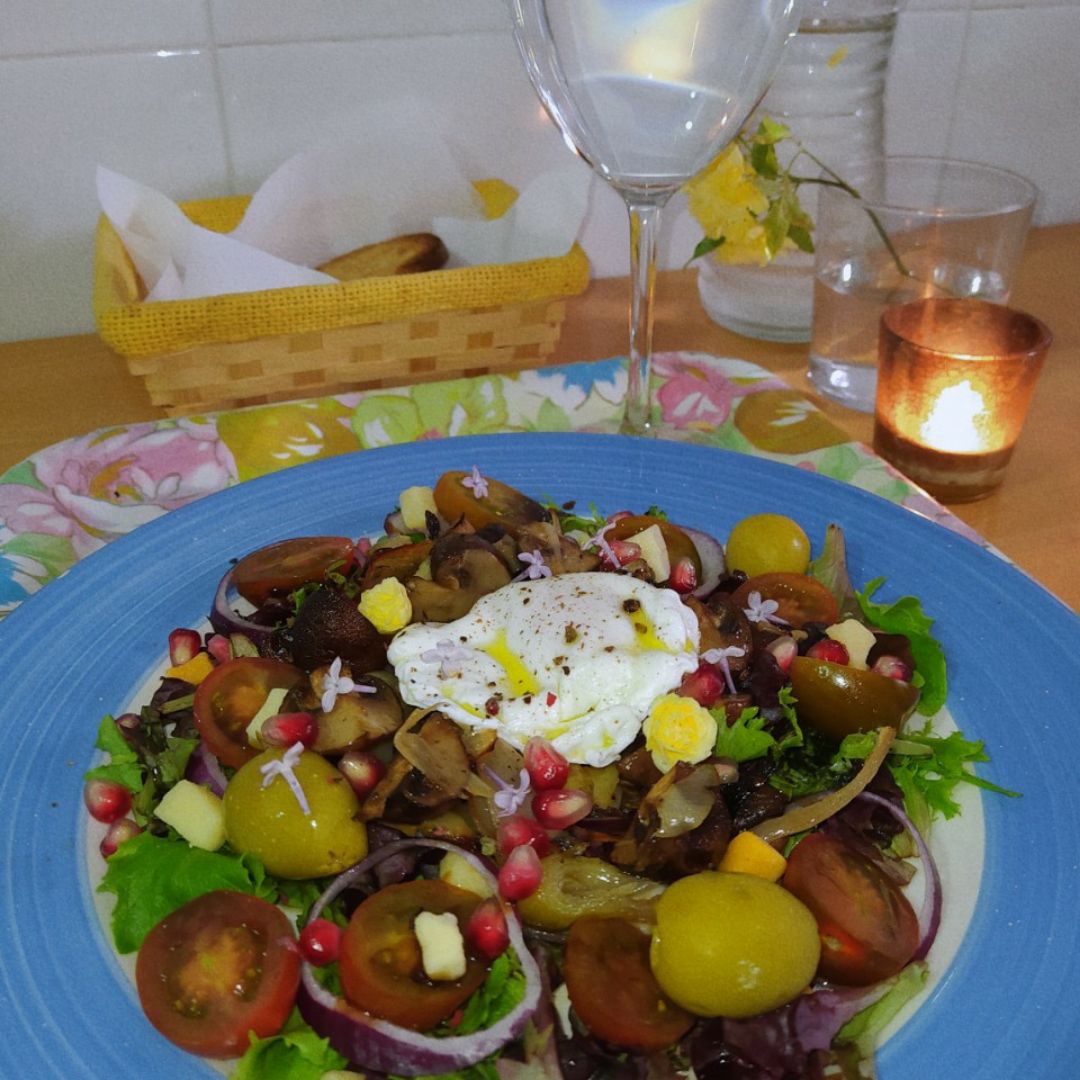 Ensalada templada de champiñones y cebolla caramelizada