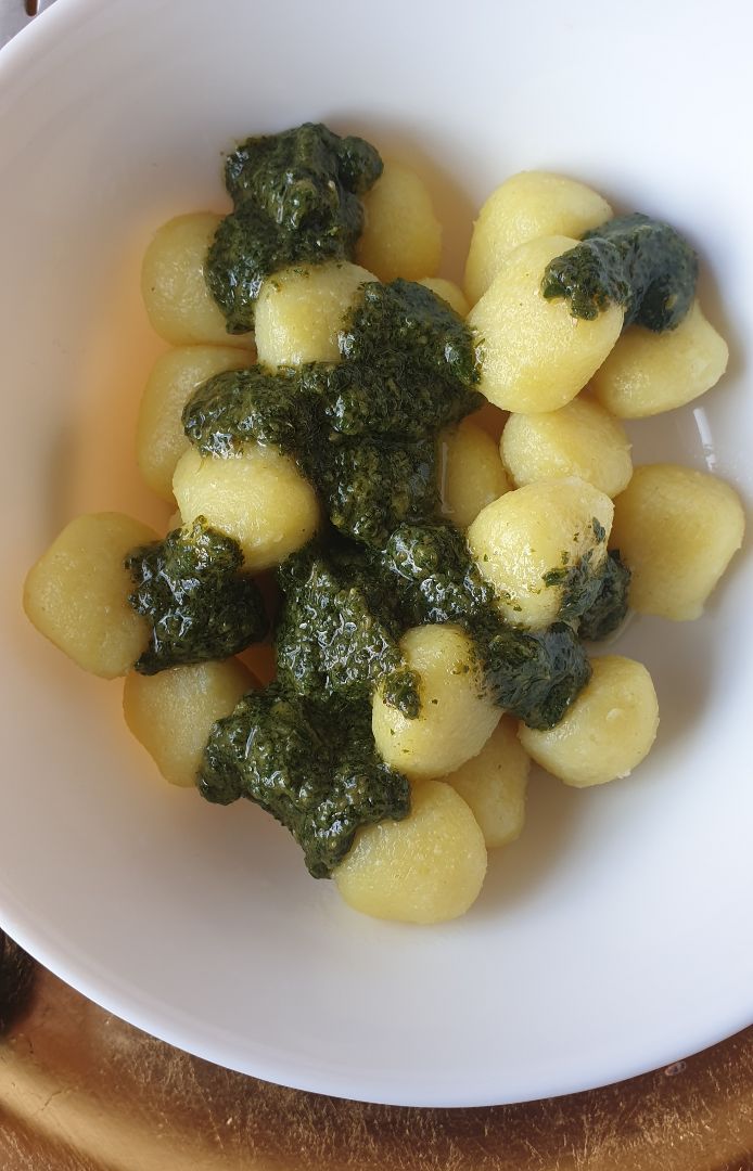Gnocchi con salsa pesto Gnocchi con salsa pesto
