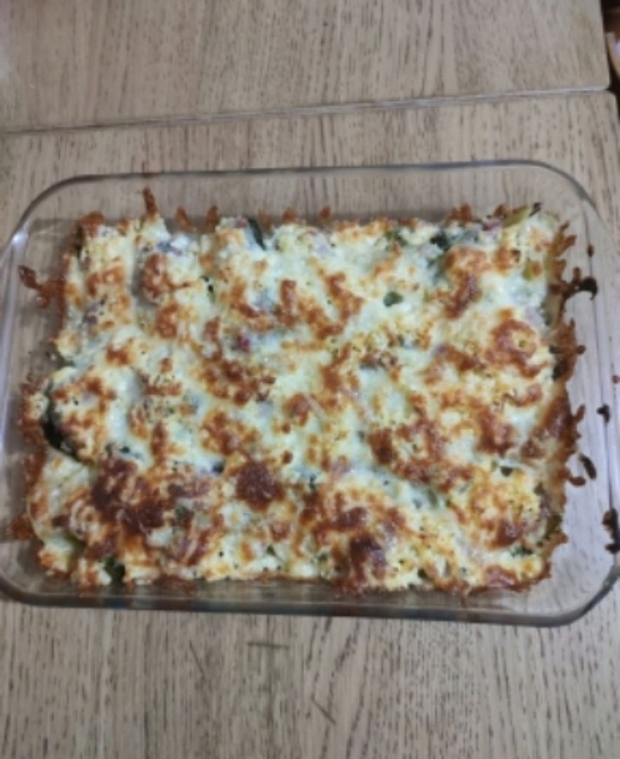 Brócoli con jamón, huevos y bechamel. 