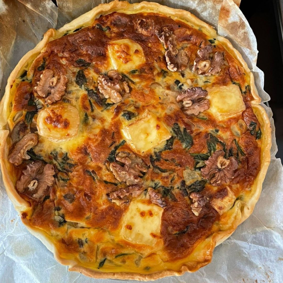 Quiché de espinacas, champiñones, queso brie, nueces.