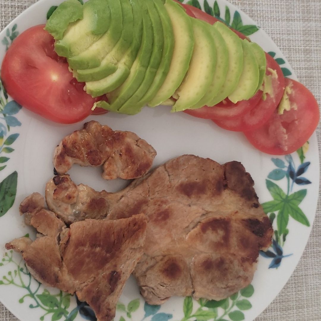 Filete con aguacate y tomate Filete con aguacate y tomate