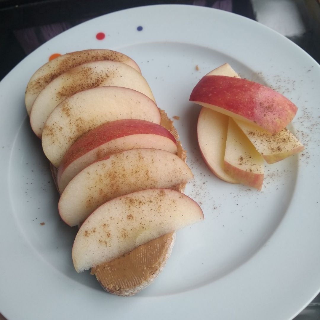 Tostada de crema de cacahuete, manzana y canela 