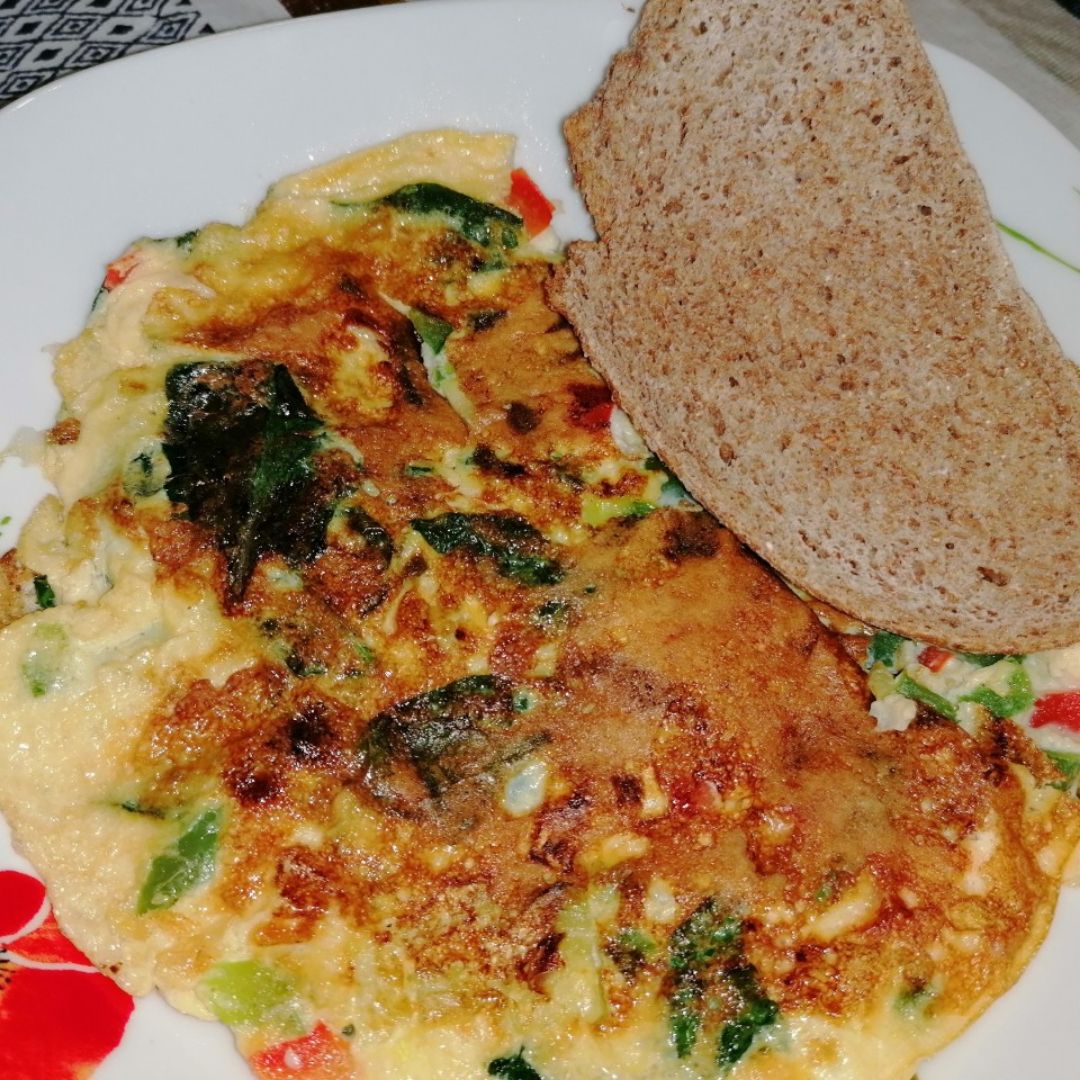 Tortilla con verduritas y pan integral Tortilla con verduritas y pan integral