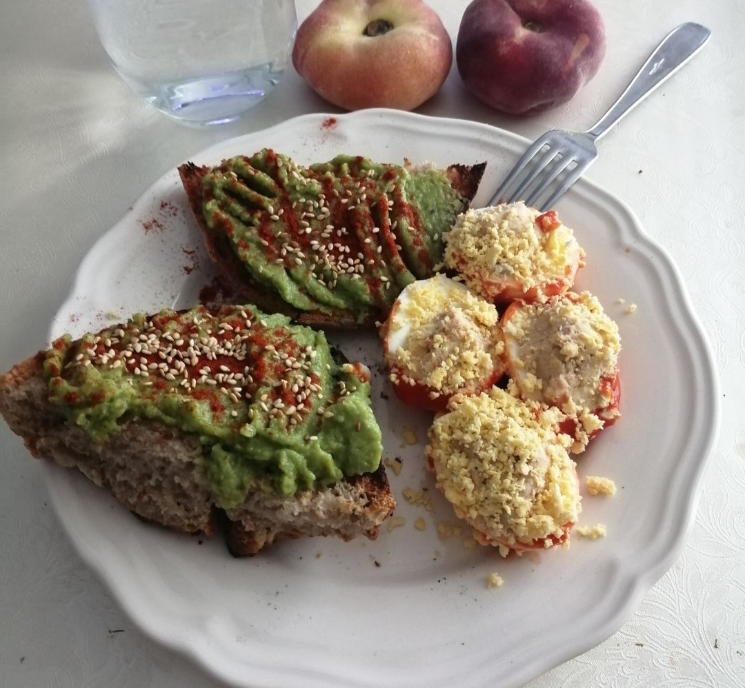 Huevos rellenos y tostás de sarraceno con aguacate y pimentón dulce. #retommft