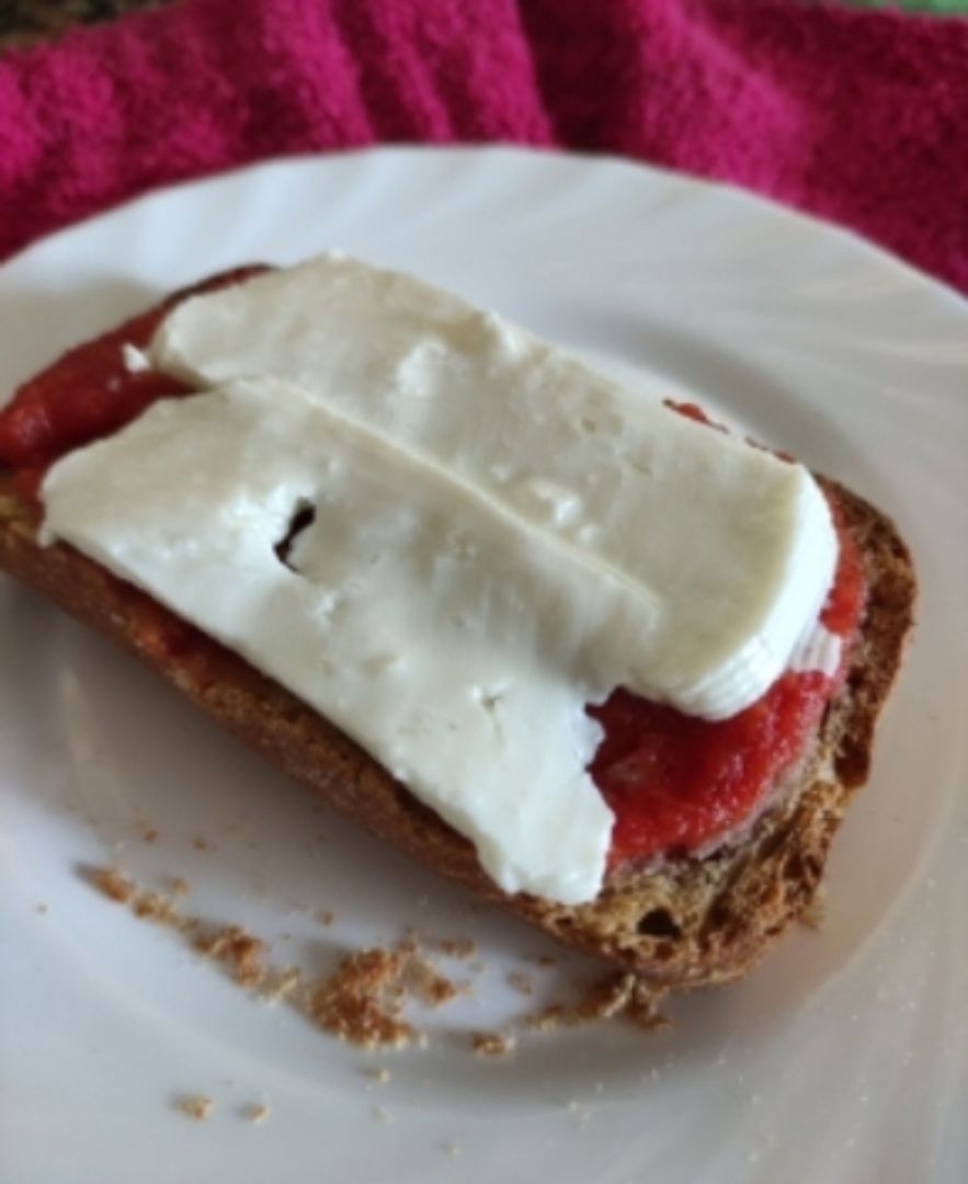 Pan centeno con tomate triturado y queso fresco Pan centeno con tomate triturado y queso fresco