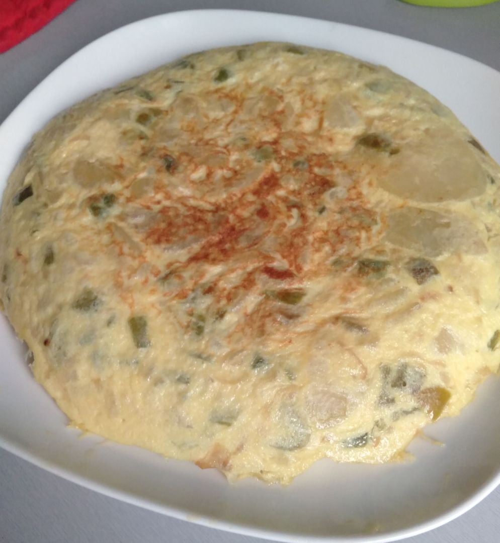 Tortilla de patatas con cebolla y pimiento verde Tortilla de patatas con cebolla y pimiento verde