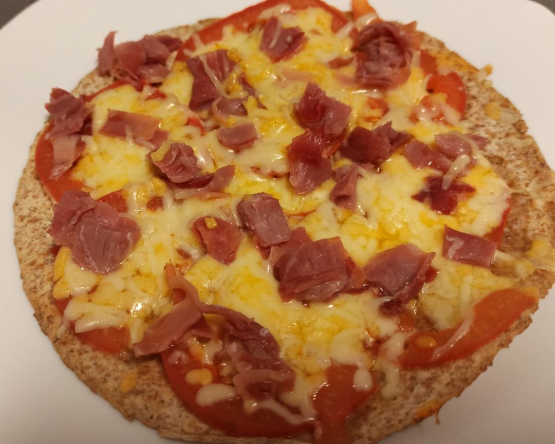 Pizza jamón, tomate natural y queso Pizza jamón, tomate natural y queso
