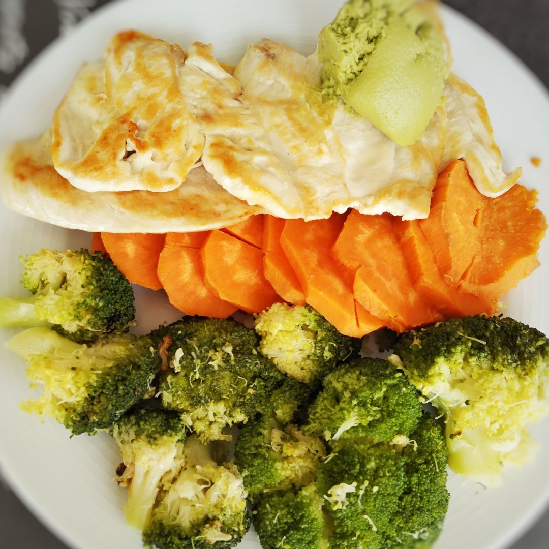 BRÓCOLI CON BONIATO Y POLLO. BRÓCOLI CON BONIATO Y POLLO.