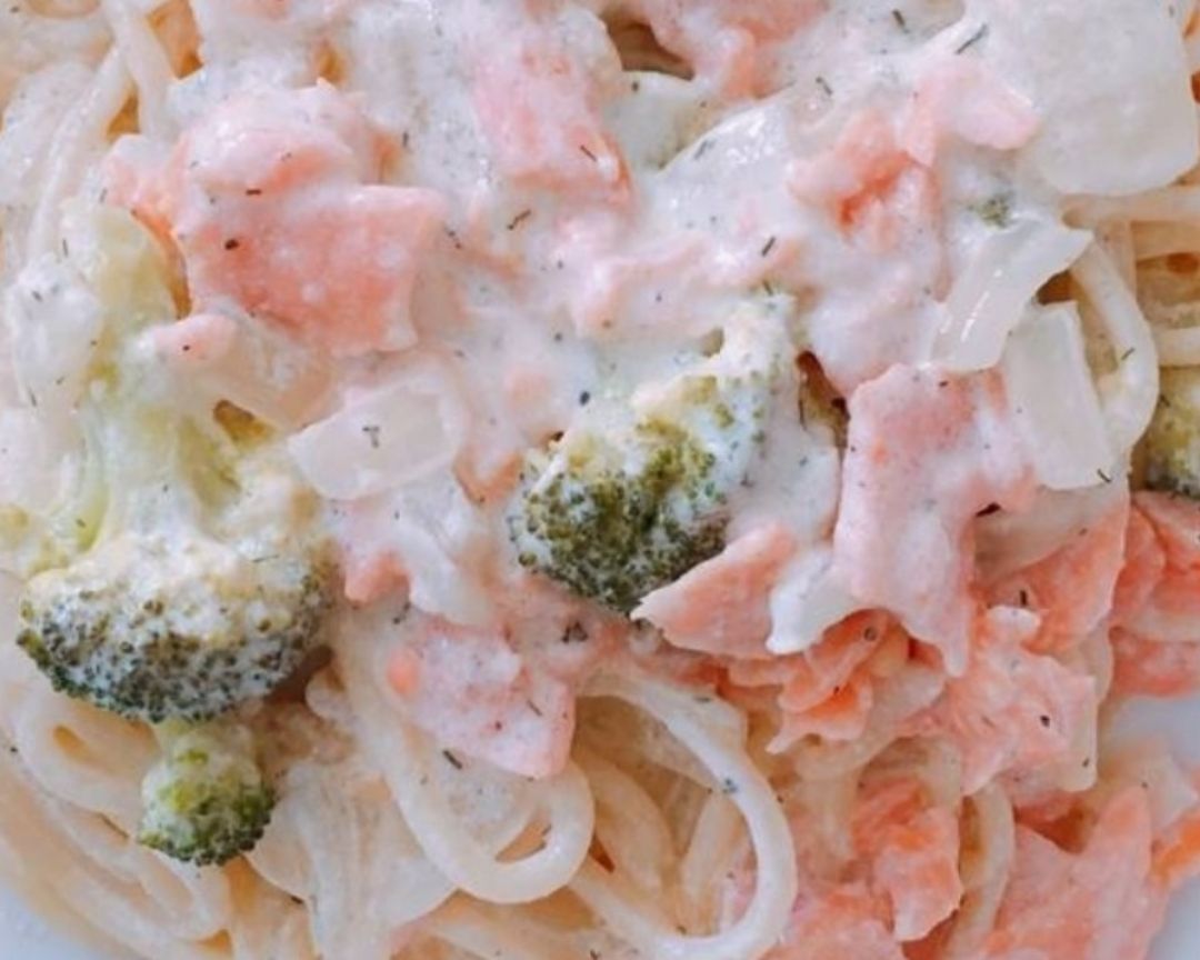 Espaguetis integrales con salmón y brócoli Espaguetis integrales con salmón y brócoli