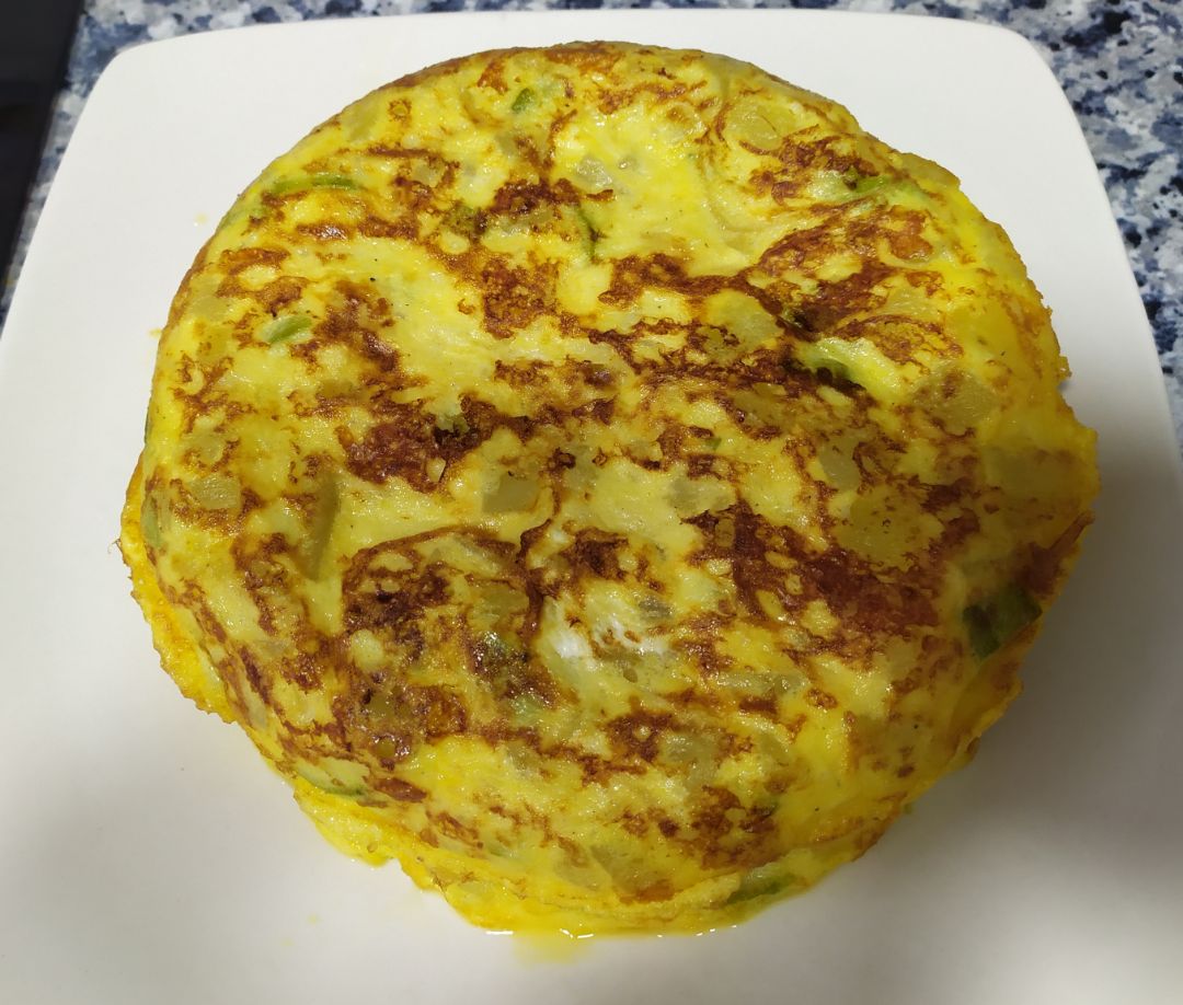 Tortilla de patatas 🥔 calabacín🥒 y queso 🧀